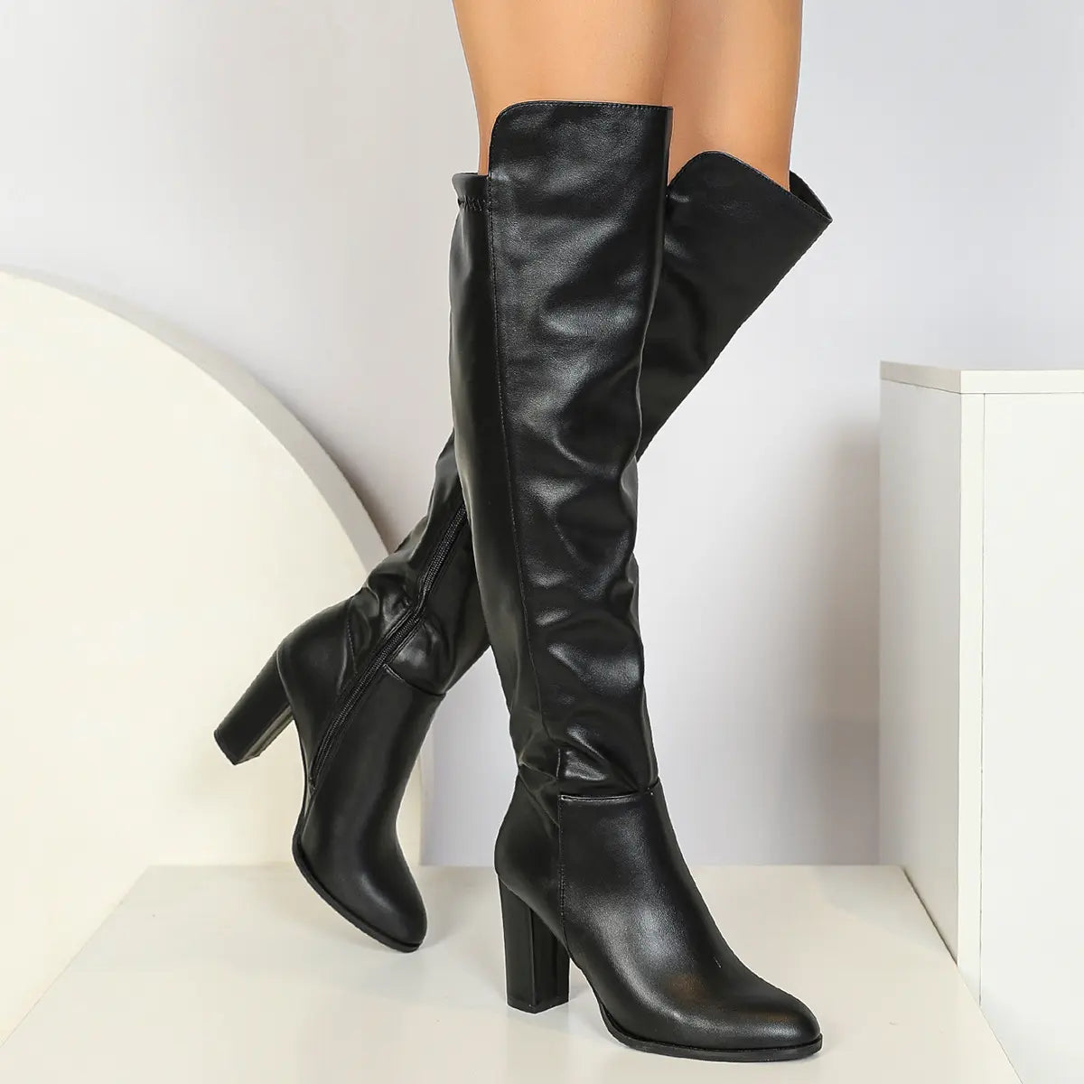 Bottes hautes au-dessus du genou en cuir vegan noir avec fermeture zippée latérale