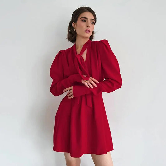 Robe trapèze rouge courte avec manches longues bouffantes et ceinture à nouer