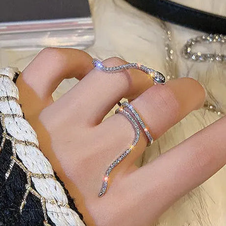 Bague serpent scintillante en alliage argenté, design élégant et raffiné enroulé autour du doigt.