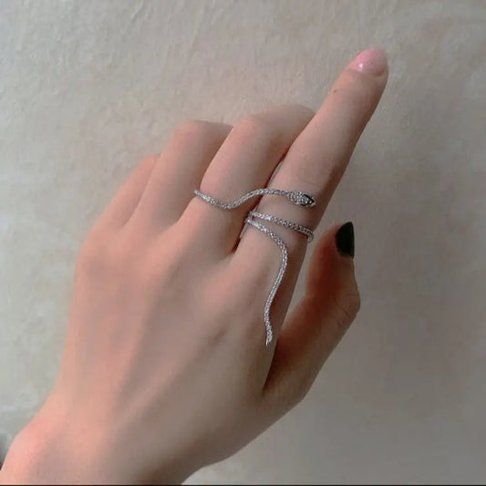 Bague serpent pour femme, bijou audacieux et captivant, idéal pour toutes les occasions.