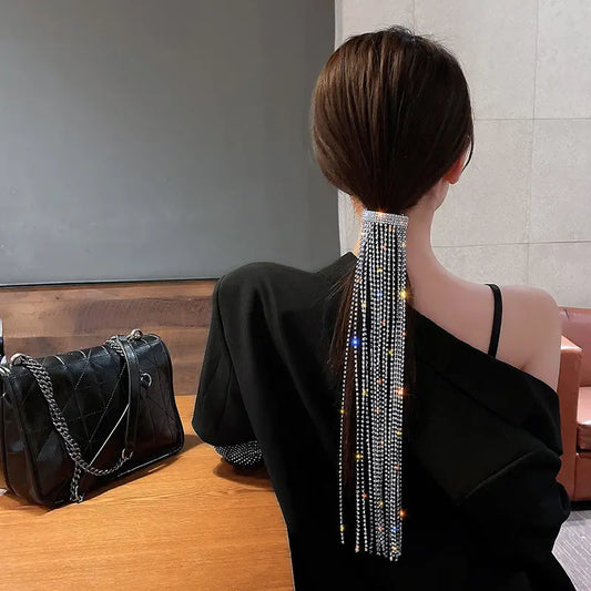 Barrette à strass dorée avec longues franges brillantes, style féminin et glamour