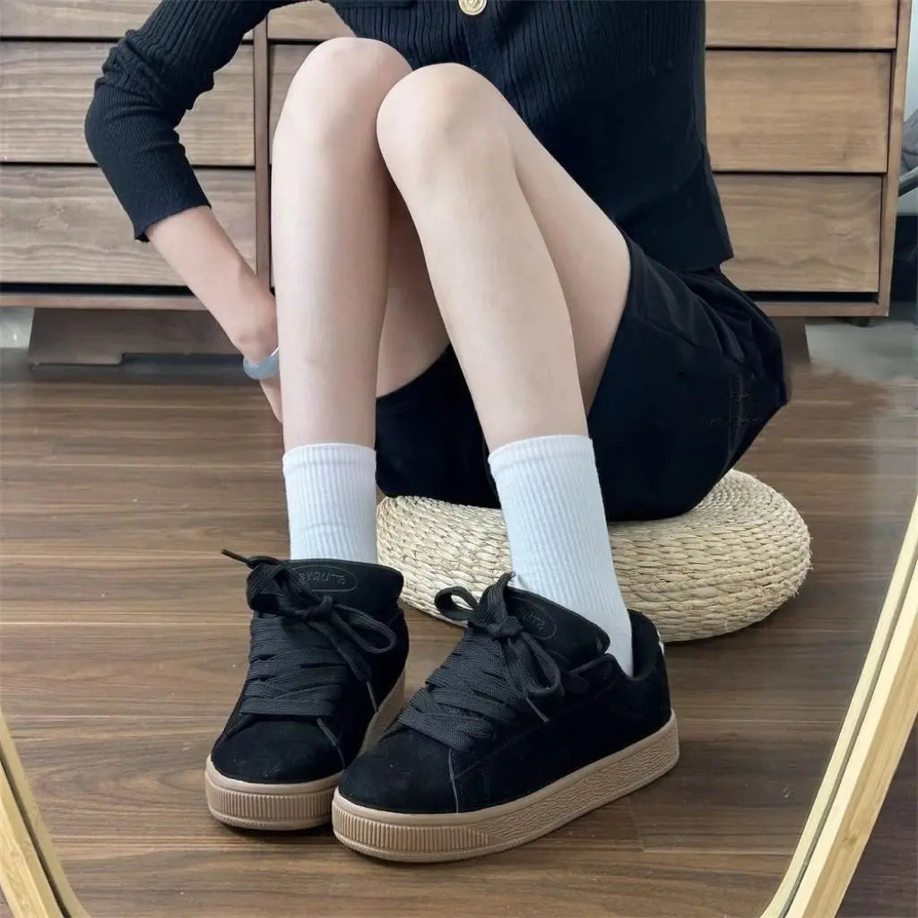 "Zoom sur la semelle antidérapante baskets noires streetwear chic femme"