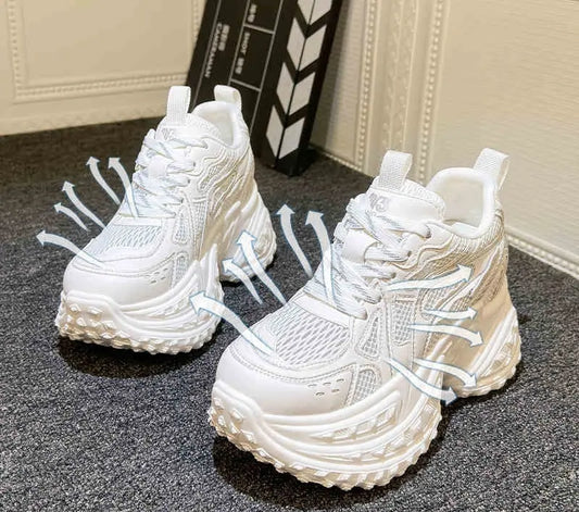 Baskets compensées blanches vue de profil