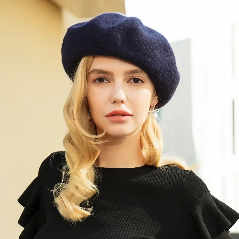 Béret femme en laine bleu marine, style chic, taille ajustable, accessoire mode tendance, idéal pour automne et hiver