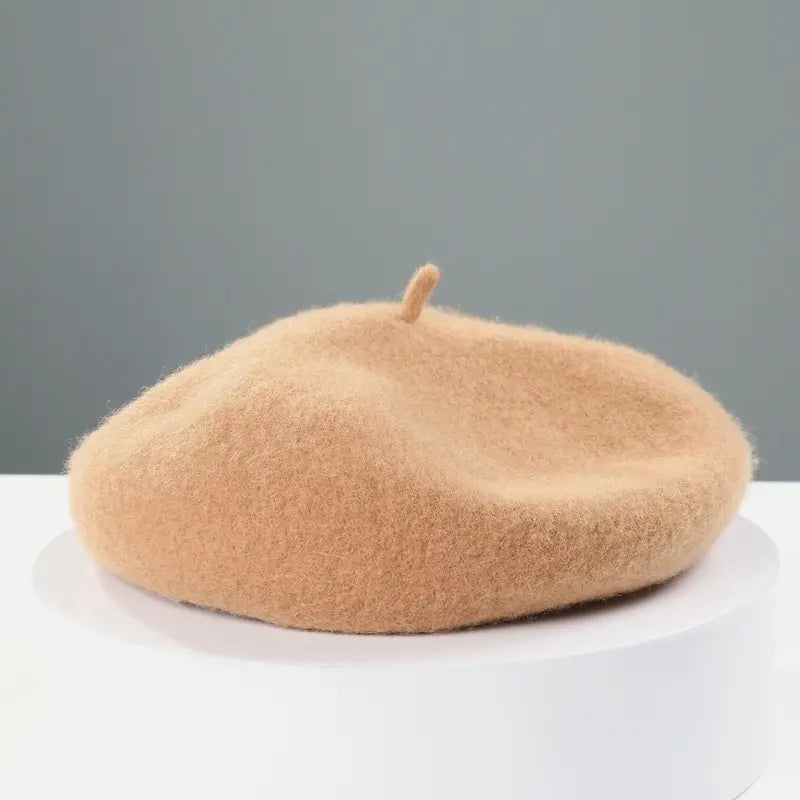Béret femme en laine camel, forme dôme, bords plats, confortable et chaud, accessoire mode femme polyvalent