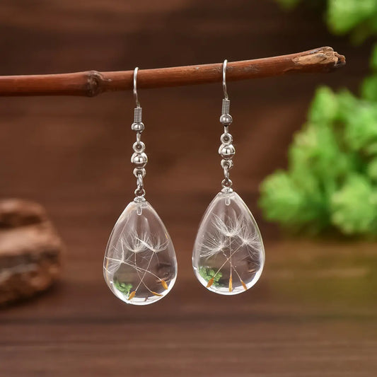 Parure collier et boucles d’oreilles en forme de goutte avec fleurs naturelles suspendues dans de la résine transparente