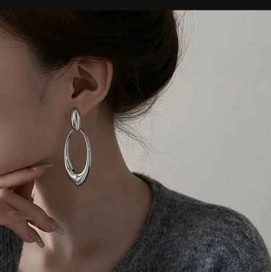 Bijou femme minimaliste en métal argenté, design ovale épuré et moderne