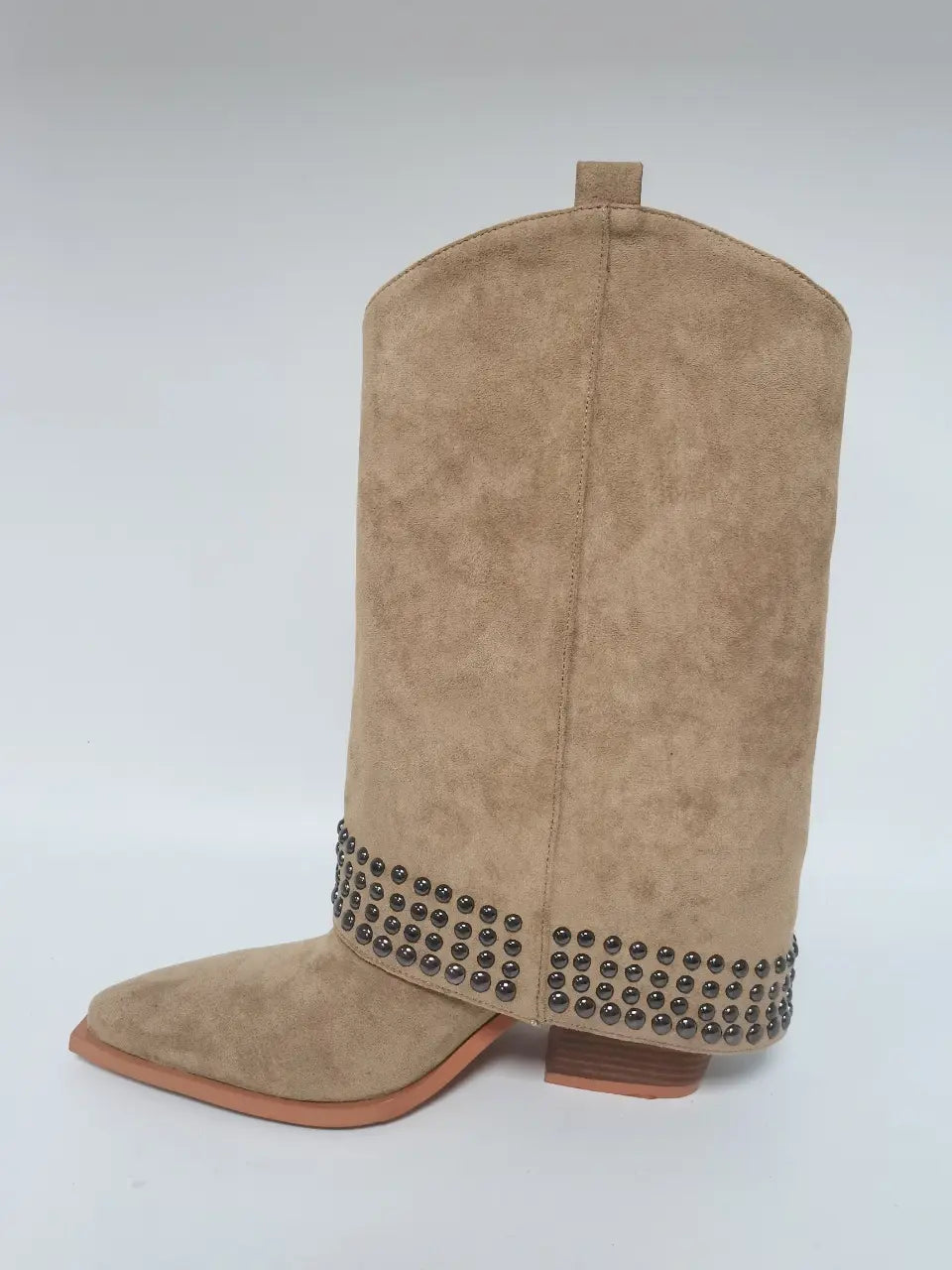 Bottes western beige pour femme, design élégant en suédine, tendance mode automne hiver.