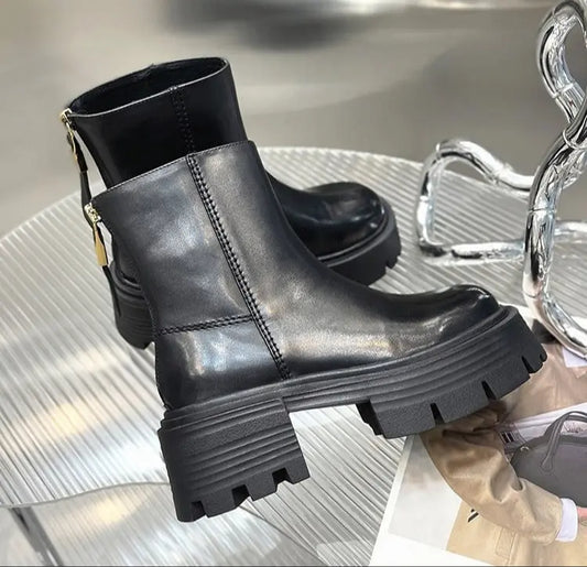 Bottines noires en cuir végan profil côté