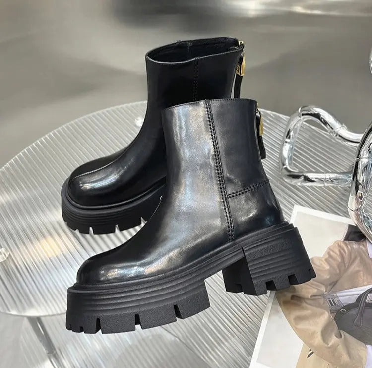 Semelle épaisse antidérapante des bottines noires en cuir végan