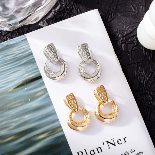 Boucles d’oreilles en cuivre doré ou argenté avec motif cœur et pavage de strass subtils