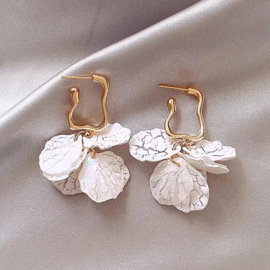 Boucles d’oreilles florales légères et délicates au style féminin et tendance.