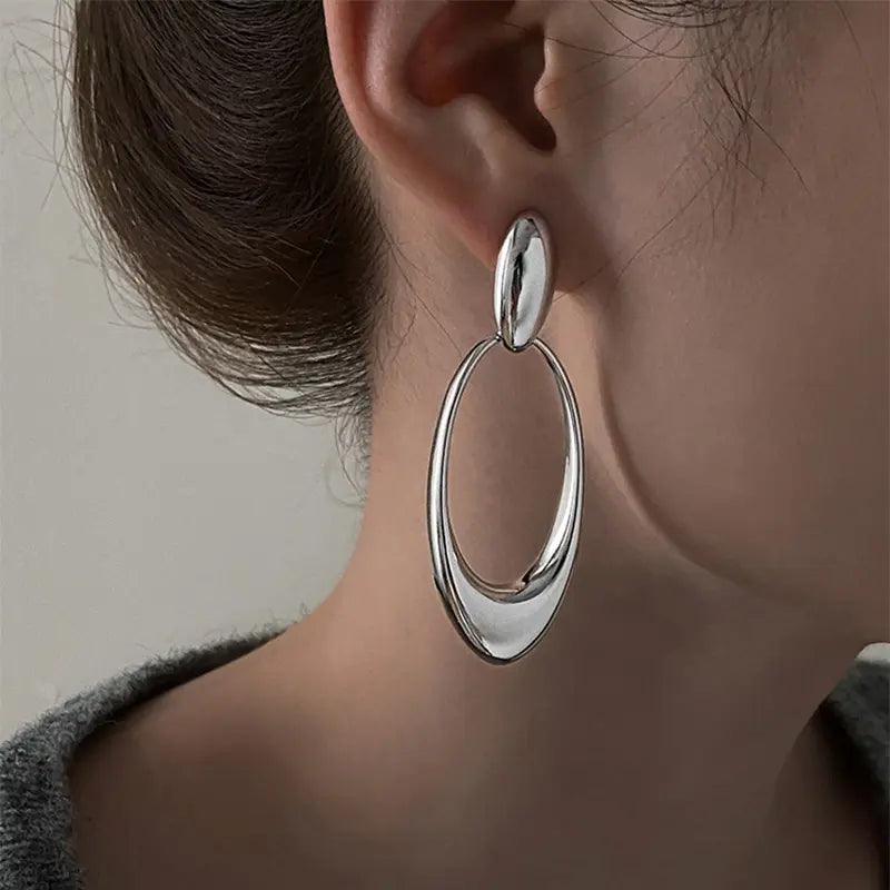 Boucles d’oreilles argentées pour femme, look raffiné et tendance