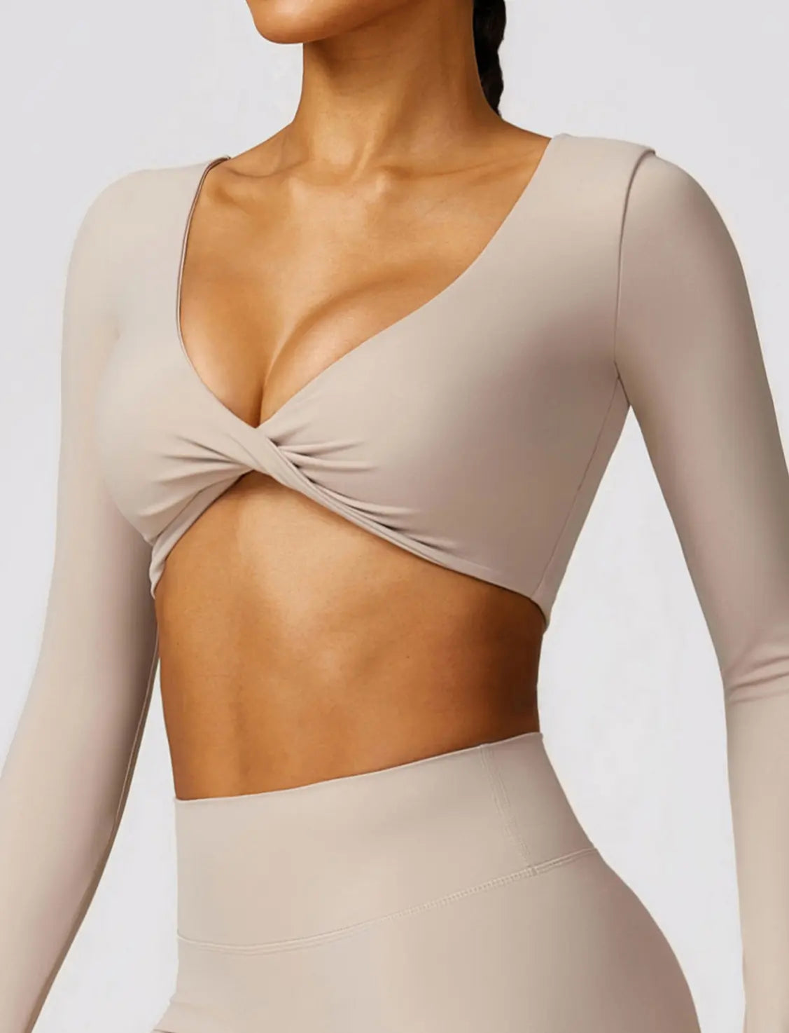 Top de sport noir croisé torsadé, vue de dos, coupe ajustée et tendance