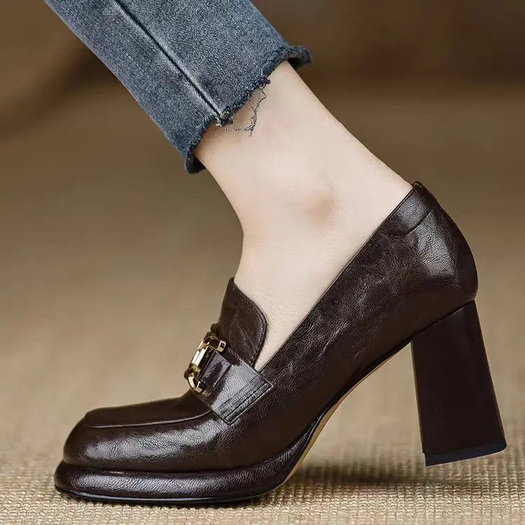 Chaussures noires style loafer pour femme avec talon carré tendance