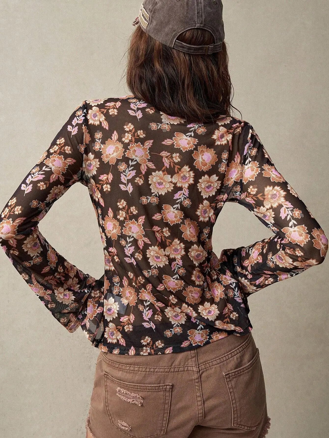 Haut femme cintré noir imprimé plantes et fleurs