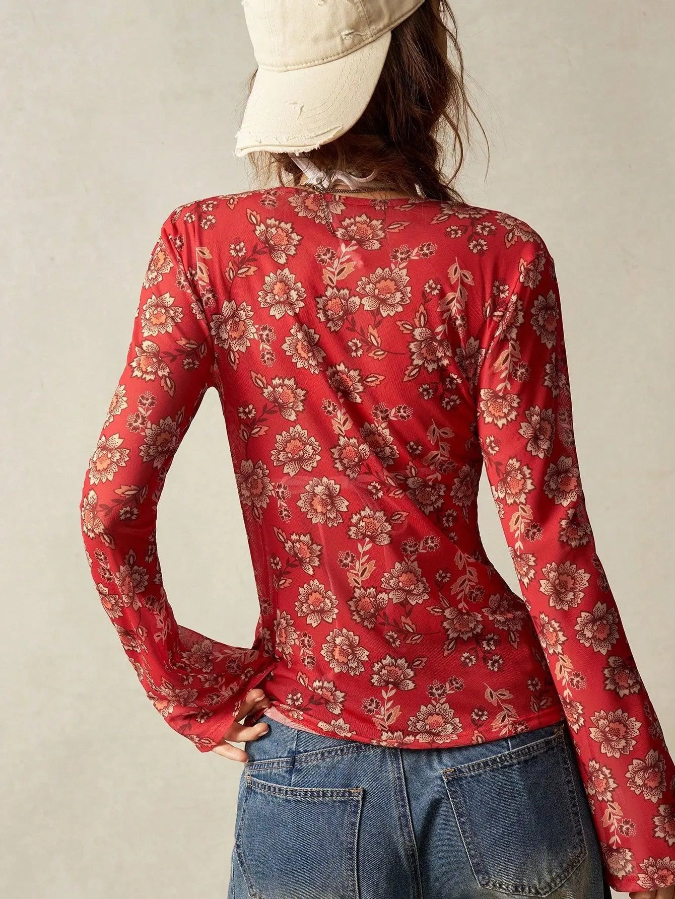 Top cintré floral rouge pour femme look élégant