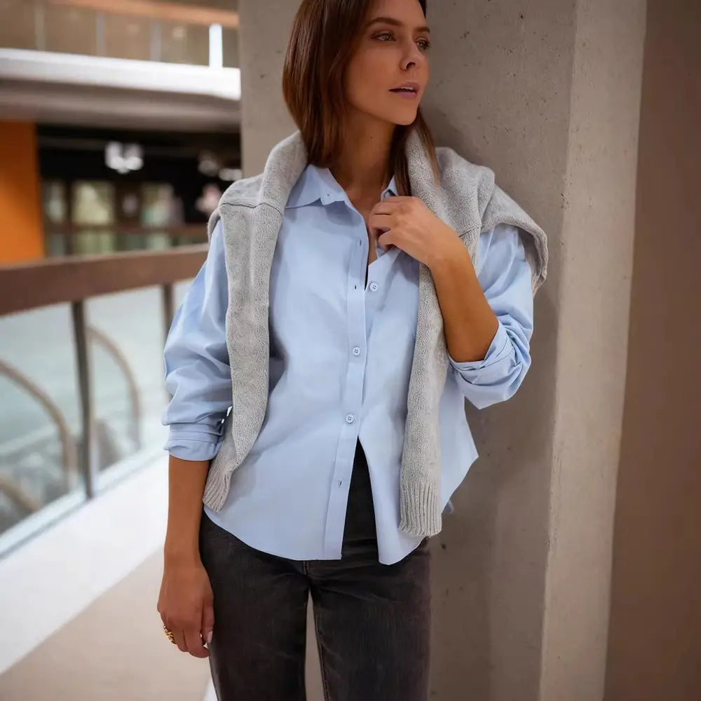 Chemise bleue femme look quotidien élégant et confortable – SecretBombe