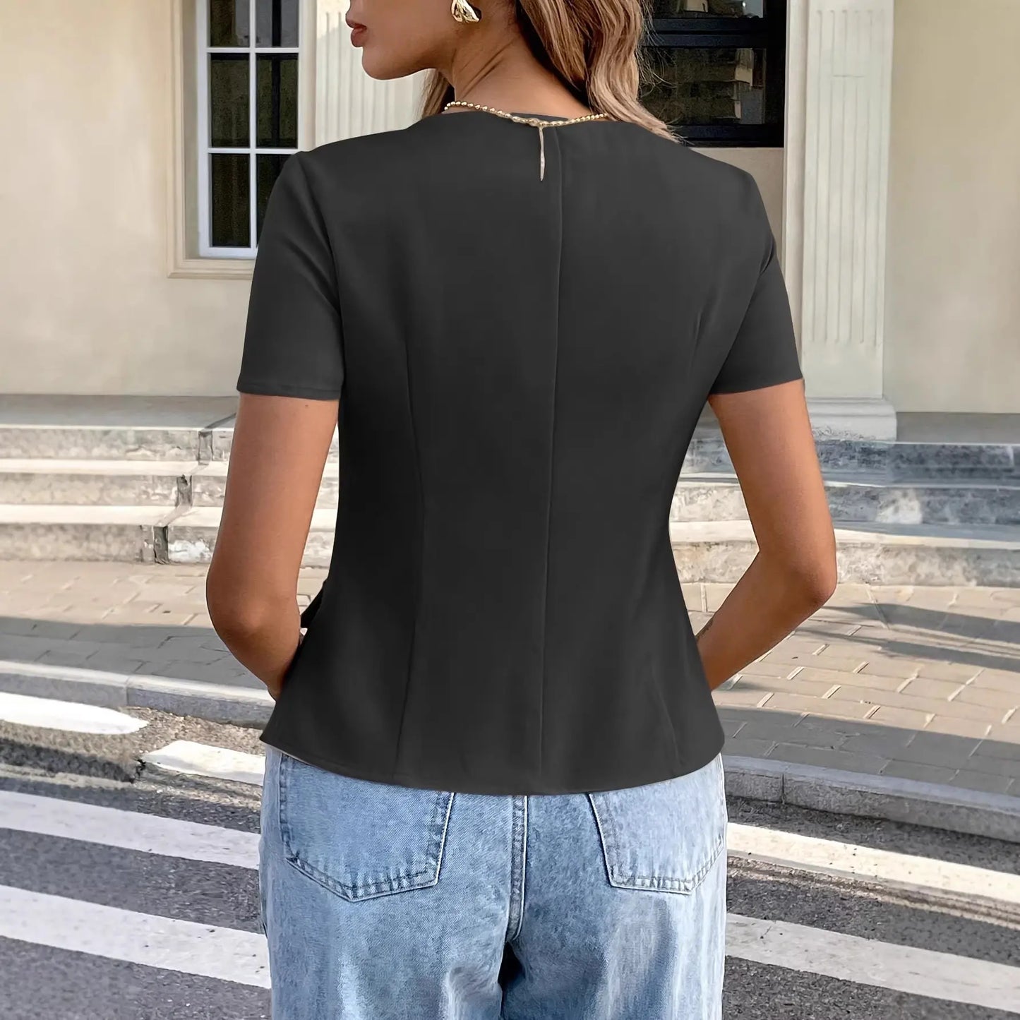 Chemise femme noire élégante portée en tenue de bureau — SecretBombe