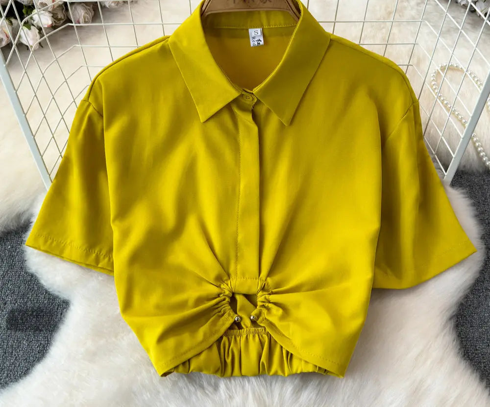 Chemise slim fit femme jaune, tissu doux et légèrement extensible, coupe ajustée, look chic et confortable pour la journée.