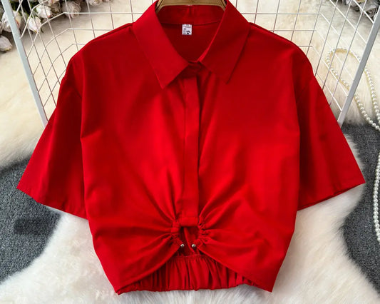 Chemise slim fit femme rouge, élégante et confortable, manches courtes, fronces à la taille pour une touche stylée, idéale pour toutes les occasions.