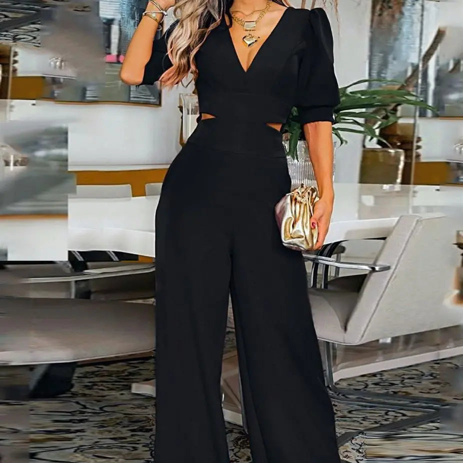 combinaison noire femme élégante à manches trois-quarts, pantalon 7/8 fluide, décolleté en V et découpe à la taille,