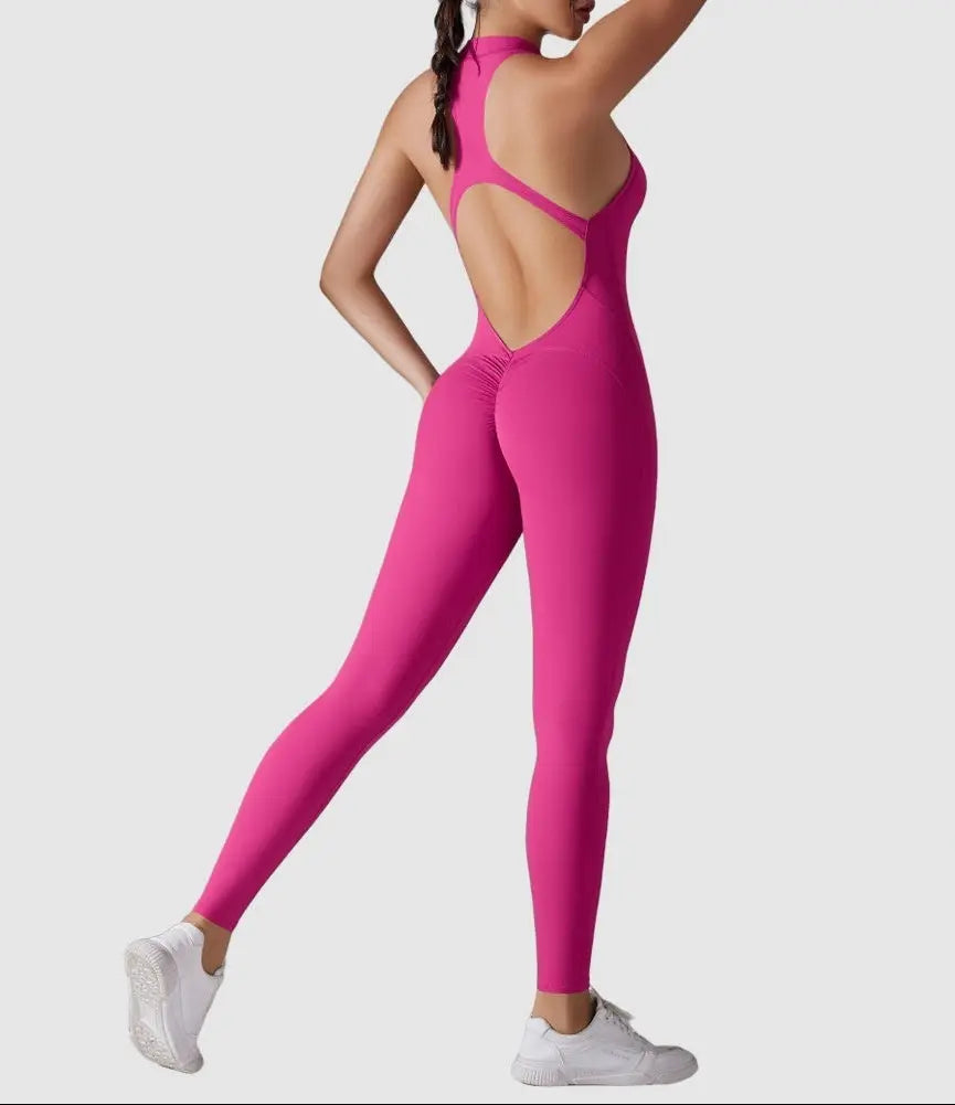 Combinaison de sport rose vue de face, coupe élégante et ajustée