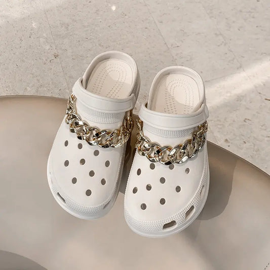 Doublure : Intérieur doux pour un confort prolongé Éléments : Finitions soignées, style épuré Faciles à enfiler, faciles à aimer. Confort maximal, design aéré, parfaits pour l'été : "Sabots ultra légers et tendance, Ornements : Chaîne métallique, Type de talon : Talon épais, effet plateforme, Style : Urbain, chic décontracté, streetwear