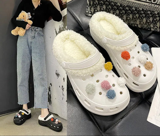 Crocs fourrées blanches à pompons – chaussures d’intérieur femme SecretBombe