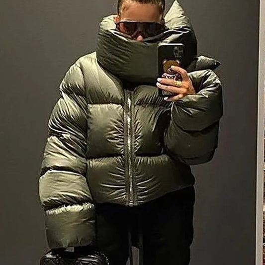 Doudoune courte vert olive vue de face, manches longues, look chic et décontracté pour femme