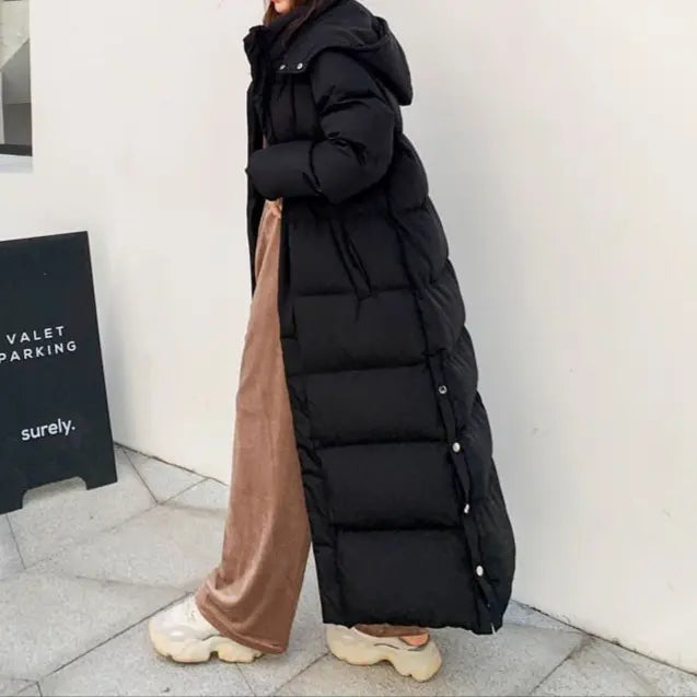 Vue de profil de la doudoune longue femme, style urbain et tendance