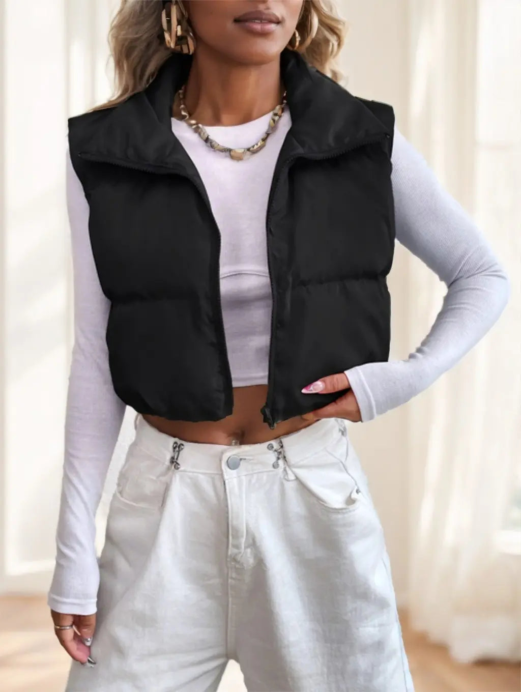 Doudoune noire street hipster vue de profil, coupe moderne et col montant