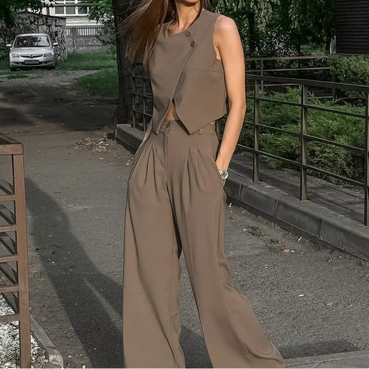 Tenue chic femme marron taupe SecretBombe pantalon large fluide taille haute moderne