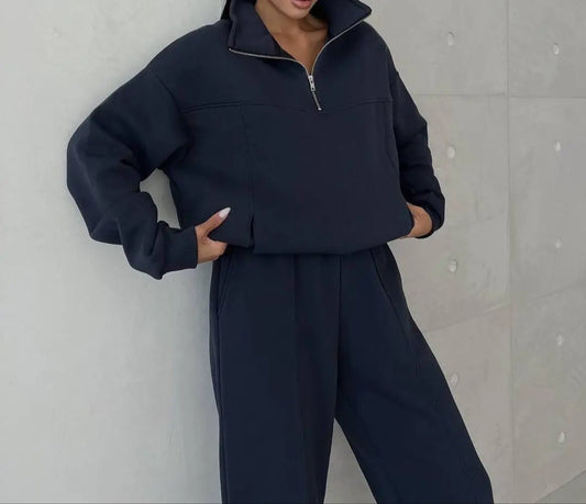 Ensemble streetwear femme composé d’un sweat manches longues col montant et d’un pantalon jogging décontracté, couleur bleu marine, style chic et confortable