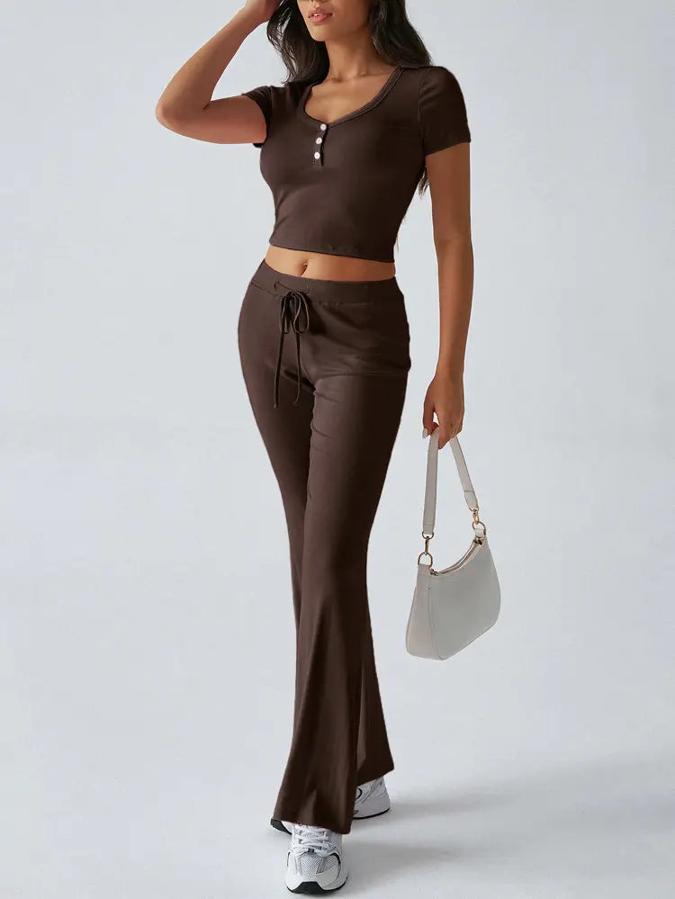 Ensemble deux pièces femme composé d’un crop top manches courtes et pantalon fluide taille haute, couleur marron style décontracté chic