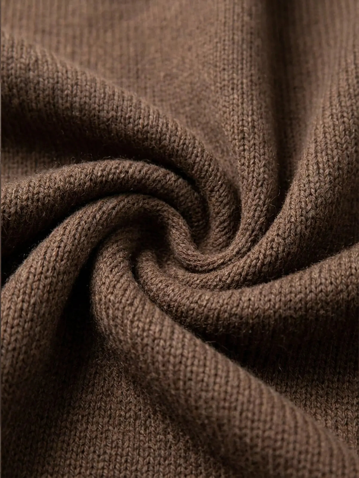 Gros plan sur la texture du tissu marron de l'ensemble femme SecretBombe