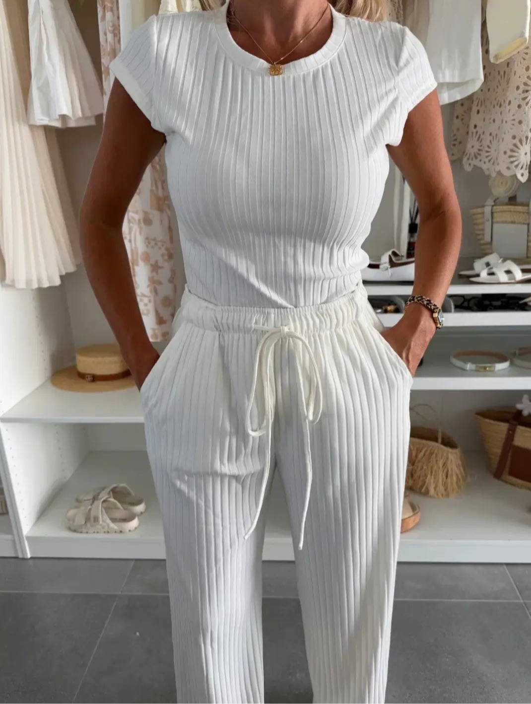 Ensemble femme tendance composé d’un top manches courtes et pantalon fluide, tissu côtelé, couleur blanc, style décontracté chic