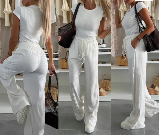Ensemble femme tendance composé d’un top manches courtes et pantalon fluide, tissu côtelé, couleur blanc, style décontracté chic