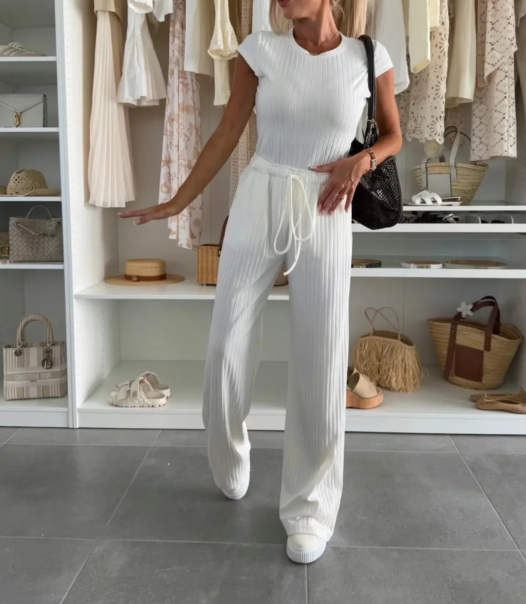 Ensemble femme tendance composé d’un top manches courtes et pantalon fluide, tissu côtelé, couleur blanc, style décontracté chic