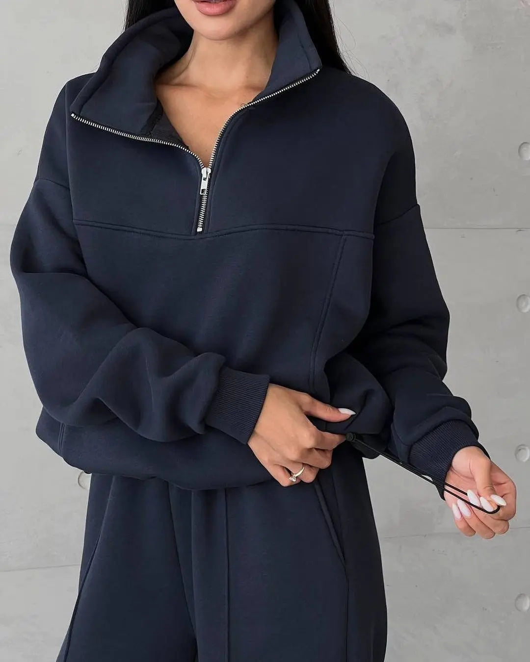 Ensemble streetwear femme composé d’un sweat manches longues col montant et d’un pantalon jogging décontracté, couleur bleu marine, style chic et confortable