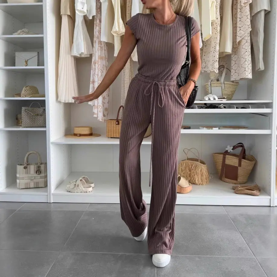 Ensemble femme tendance composé d’un top manches courtes et pantalon fluide, tissu côtelé, couleur taupe, style décontracté chic