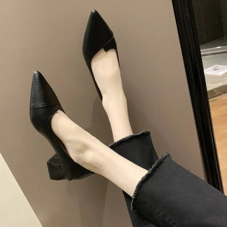 vue sur bout légèrement pointu des escarpins femme en cuir végan noir
