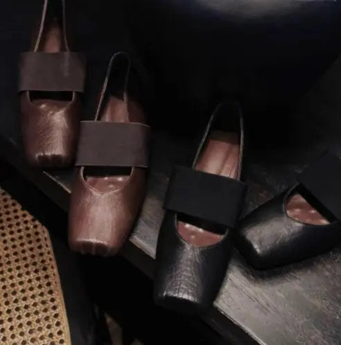 Escarpins femme marron et noir à bout carré avec bride large sur le dessus du pied SecretBombe