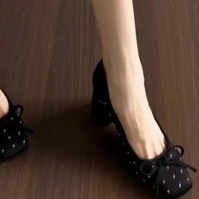 Escarpins noirs femme avec nœud sur le devant, talon carré et détails scintillants SecretBombe