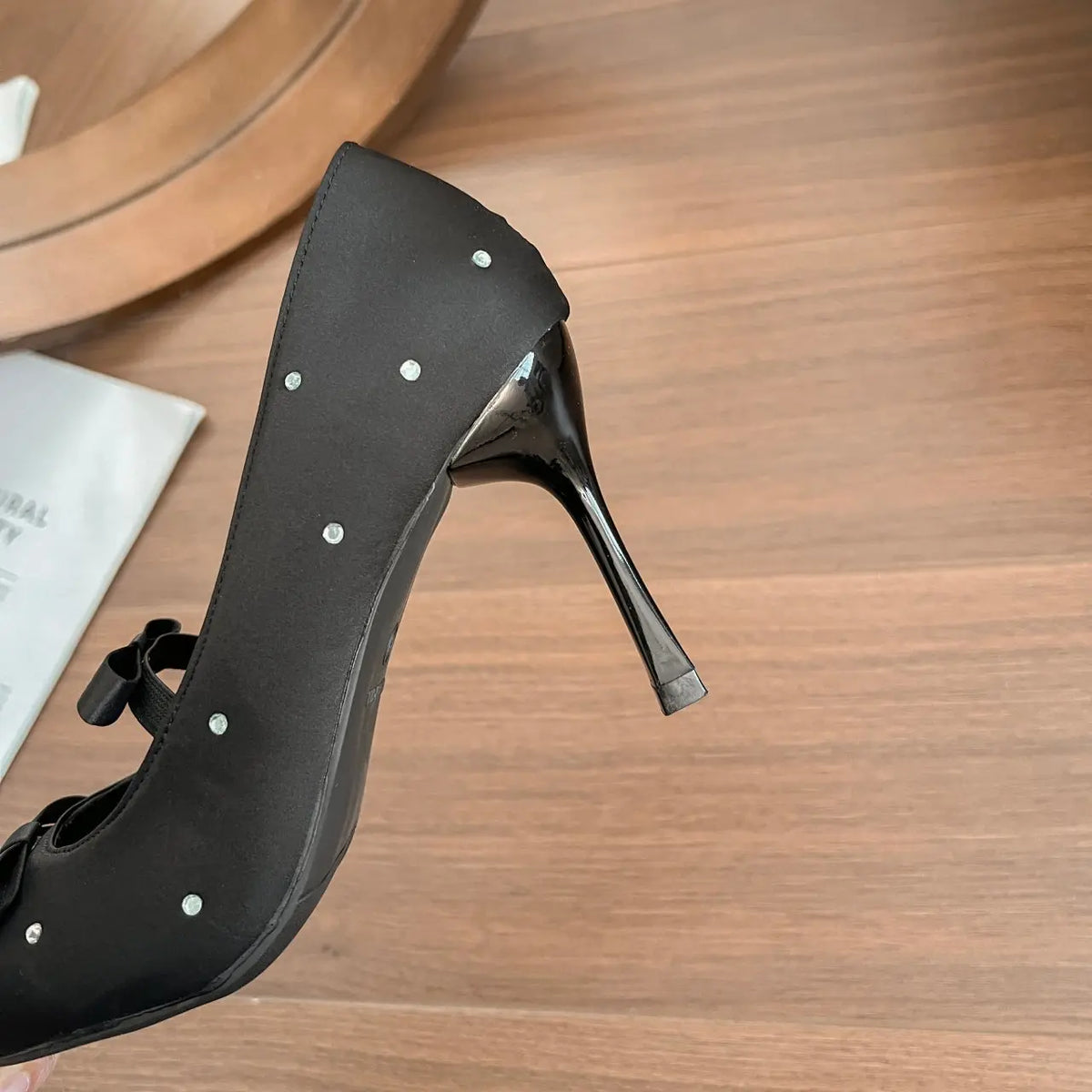 Vue de profil des escarpins femme noirs à talon fin portés avec une jupe SecretBombe