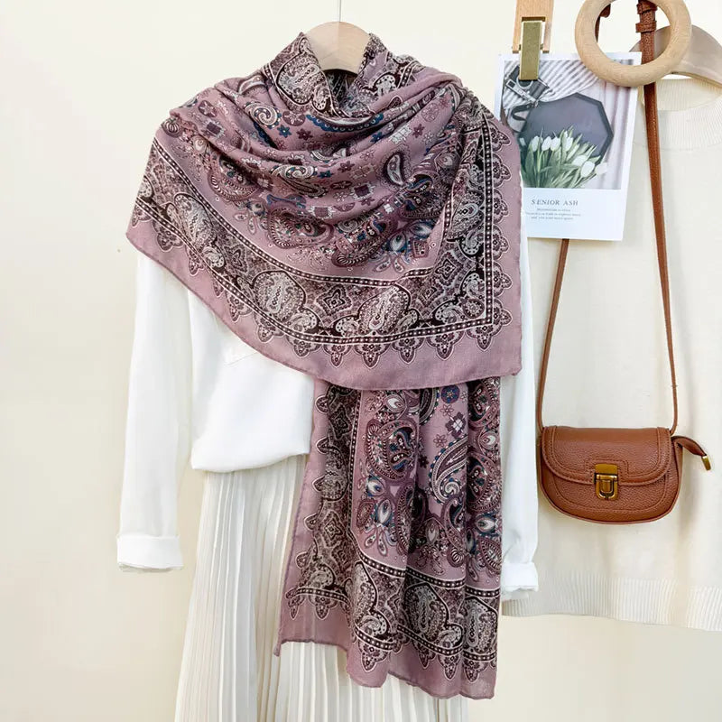 Foulard fleuri rose en polyester doux – accessoire chic et élégant