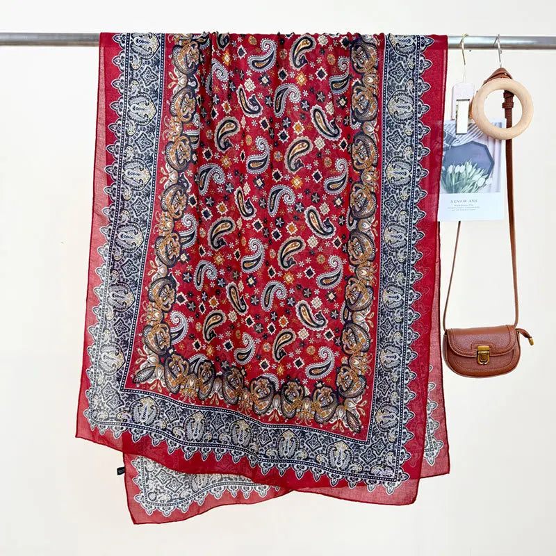 Foulard fleuri tendance 2025 – accessoire mode femme chic
