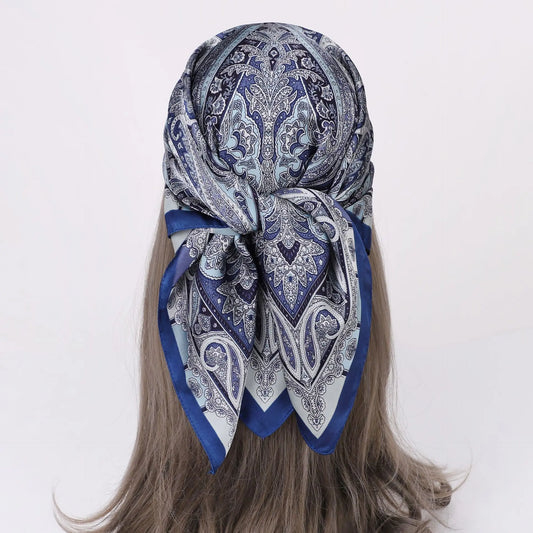 Foulard en satin multicolore motif bohème rétro – look créatif et élégant