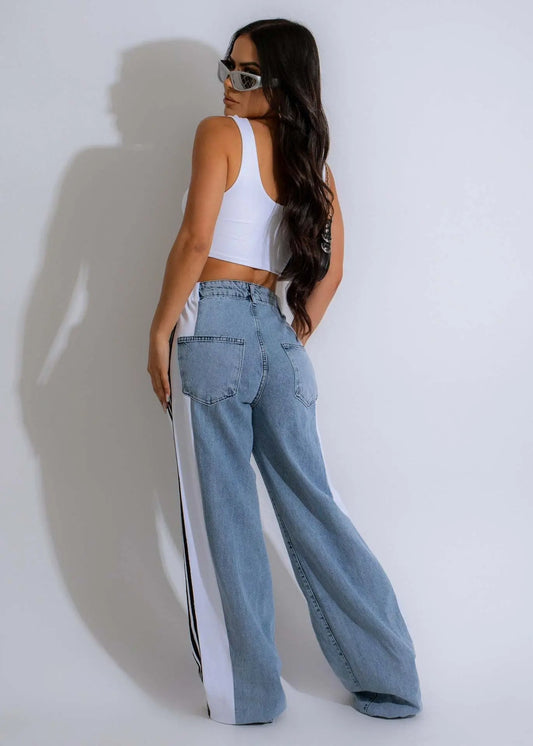 Jean femme tendance 2025 avec bandes fantaisie latérales, coupe large taille haute