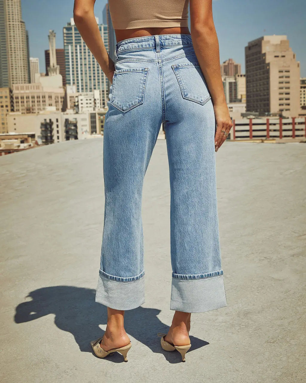 Jean streetwear femme coupe droite taille haute avec revers large contrasté tendance